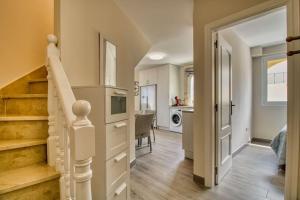 een hal met een trap en een woonkamer bij Duplex Paradise Parque Tropical 1 Los Cristianos in Los Cristianos