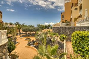 een resort met een tuin en een gebouw bij Duplex Paradise Parque Tropical 1 Los Cristianos in Los Cristianos