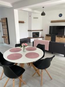 una camera con tavolo e sedie e un soggiorno di Family Residence a Uisenteş
