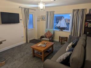 Uma TV ou centro de entretenimento em Idyllic, Luxurious Seaside Flat for 4.
