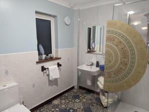 Um banheiro em Idyllic, Luxurious Seaside Flat for 4.