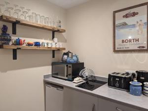A cozinha ou cozinha compacta de Idyllic, Luxurious Seaside Flat for 4.