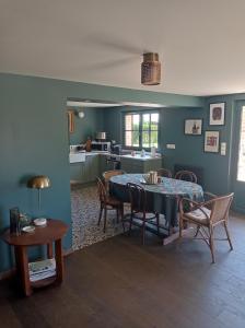 - une salle à manger et une cuisine avec une table et des chaises dans l'établissement Charmante maison familiale avec piscine, à Cour-Cheverny
