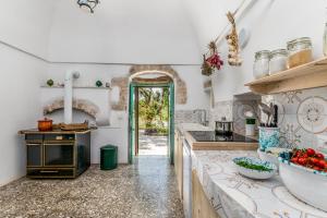 A kitchen or kitchenette at Masseria Bel Cortile - Ostuni