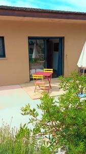 a table and chairs in front of a house at Agréable chambre dans le maquis in Bonifacio