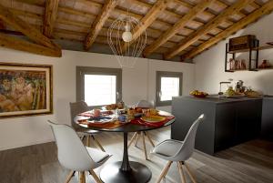 Una cocina y un comedor con mesa y sillas. en Il Re Della Cantina Appartamenti, en Crocetta del Montello