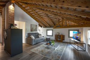 a living room with a couch and a table at Il Re Della Cantina - Locazione Turistica in Crocetta del Montello