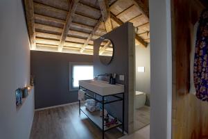 un baño con lavabo y bañera en Il Re Della Cantina Appartamenti, en Crocetta del Montello