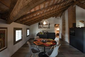 a kitchen and dining room with a table and chairs at Il Re Della Cantina - Locazione Turistica in Crocetta del Montello