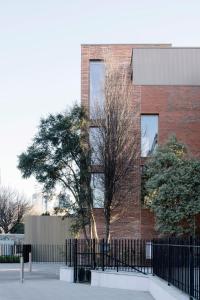 un bâtiment en briques avec une clôture noire devant lui dans l'établissement Huband Place, à Dublin