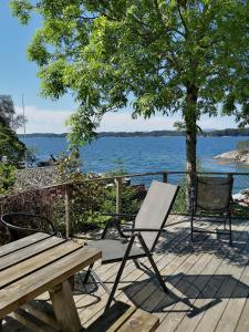 卑爾根的住宿－Fanafjorden Cabins，木甲板上设有野餐桌和长凳