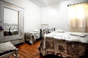 una camera con due letti e un grande specchio di COUNTRY HOUSE a Sezze
