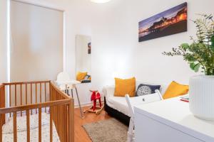 - un salon avec un canapé et une table dans l'établissement Covelo Park Apartment, à Porto