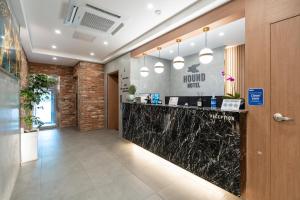 a lobby of a hotel with a reception counter at Jecheon Hound Hotel in Jecheon