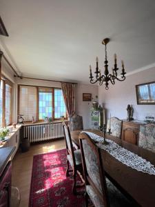 ein Esszimmer mit einem Tisch und Stühlen sowie eine Küche in der Unterkunft Le Cerisier - Charmante maison dans le vignoble in Sigolsheim