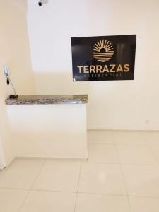 un panneau indiquant les temazas sur un mur dans une pièce dans l'établissement Residencial Terrazas, à Florianópolis