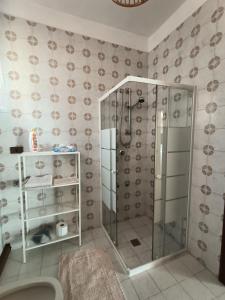 een badkamer met een douche en een toilet bij B&B le rose in Crone