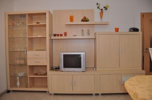 un salon avec une télévision sur une armoire dans l'établissement FeWo Sonnenblick, à Zinnowitz