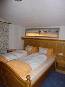 Un pat sau paturi într-o cameră la Ferienwohnungen Hauser