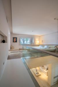 um piso de vidro num quarto com uma cama em Casa dell'Arte Hotel of Arts & Leisure em Torba