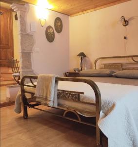a bedroom with two beds and a table with a lamp at 4 Assi in Pitigliano