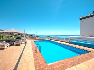 een zwembad met uitzicht op de oceaan bij Luxury villa with private pool and 7 bedrooms in Torrox