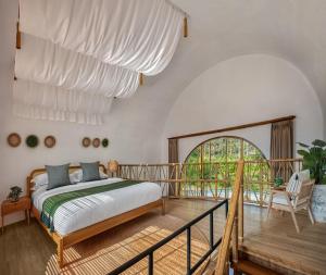 een slaapkamer met een bed en een balkon bij ภูคานาน่าน รีสอร์ท 