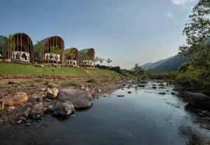 Blick auf das Resort vom Fluss aus in der Unterkunft ภูคานาน่าน รีสอร์ท phukananan in Ban Khun Nam Nan + 19 Fotos