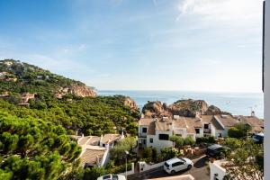 uma vista para uma aldeia com casas e o oceano em Amazing Seaview house in Tamariu em Girona