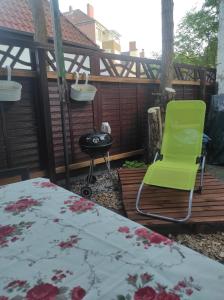 een groene stoel en een grill op een terras bij Frisch renovierte Wohnung in Hannover