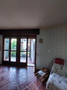een kamer met een bed en een glazen schuifdeur bij La petite rose in Limone Piemonte