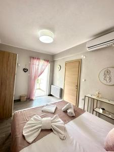 Ένα ή περισσότερα κρεβάτια σε δωμάτιο στο ENDLESS BLUE Dream Villa