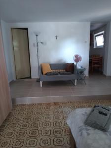 un soggiorno con divano e tavolo di Studio Apartment Posavec a Premantura