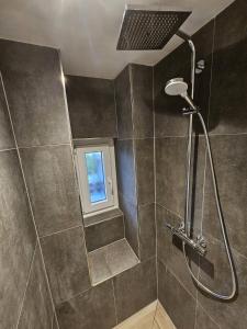 a bathroom with a shower and a window at Küstenzauber - Balkon - Tolle Lage - Netflix in Wilhelmshaven