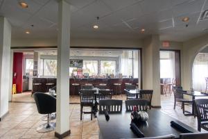 ein Restaurant mit Tischen und Stühlen und eine Bar in der Unterkunft Deluxe Studios and Apartments at the Casablanca in Miami Beach
