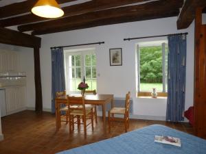 comedor con mesa, sillas y ventana en Camping Parc de Fierbois en Sainte-Catherine-de-Fierbois