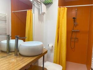 Koupelna v ubytování Apartamentos Bahía de Boó