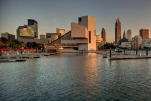 uitzicht op een stad vanuit een waterlichaam bij Towneplace Suites by Marriott Cleveland Westlake in Westlake