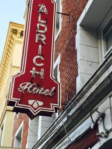 una señal roja en el lateral de un edificio en Aldrich Hotel en San Francisco