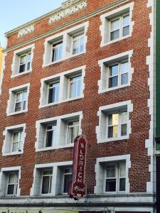 um sinal vermelho em frente a um edifício de tijolos em Aldrich Hotel em São Francisco