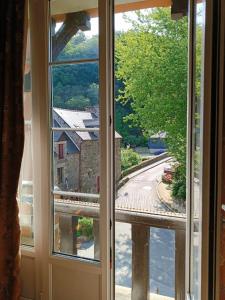 ein offenes Fenster mit Blick auf eine Straße in der Unterkunft Val Rive - Fryer Apartment in Dinan