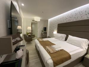 Postel nebo postele na pokoji v ubytování International Beach Hotel