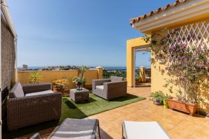 a patio with furniture and a view of the ocean at BLONZU SUDÁFRiCA in Benalmádena