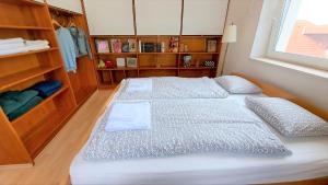 een slaapkamer met 2 bedden en houten planken bij Belvárosi ház gyönyörű panorámával in Balatonalmádi