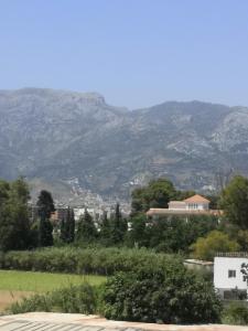 una montagna in lontananza con case e alberi di JERDOUH For FAMILY ONLY a Tétouan