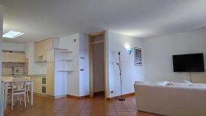 ein Wohnzimmer mit einem Sofa und einer Küche in der Unterkunft Corte degli Artisti in Sedegliano