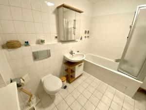Et badeværelse på Stilvolle Ferienwohnung mit Stellplatz WLAN free Netflix Nähe Bahnhof