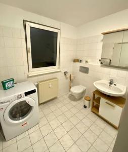 ein Bad mit einem Waschbecken und einem WC in der Unterkunft Stilvolle Ferienwohnung mit Stellplatz WLAN free Netflix Nähe Bahnhof in Zwickau