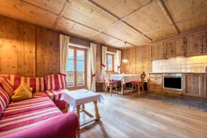 a living room with a couch and a table at Mitterbruggehof Apt Alpenrose in Anterselva di Mezzo
