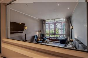 a reflection of a living room with a large mirror at fewo1846 - Marina del Rey - elegantes Studioapartment mit Meerblick und eigenem Strandkorb in Glücksburg